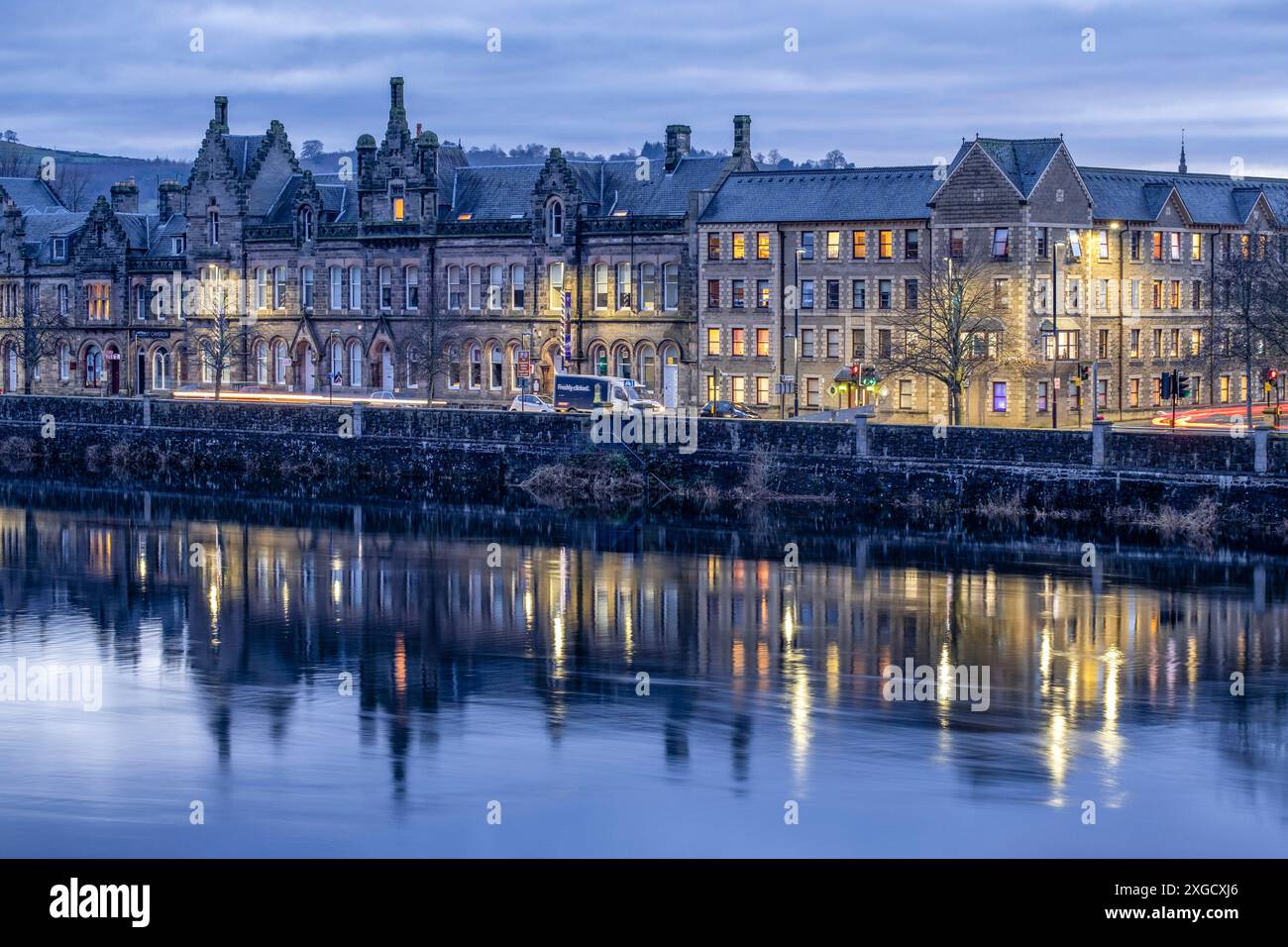 Case tipiche affacciate sul fiume Tay, Perth, contea di Perth e Kinross, Highlands, Scozia, Regno Unito. Foto Stock