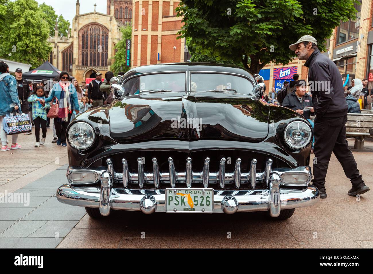 I passanti ammirano la splendida forma di una Hudson pacemaker Coupe Custom, una muscle car americana degli anni '1950 Muscoli americani. Foto Stock