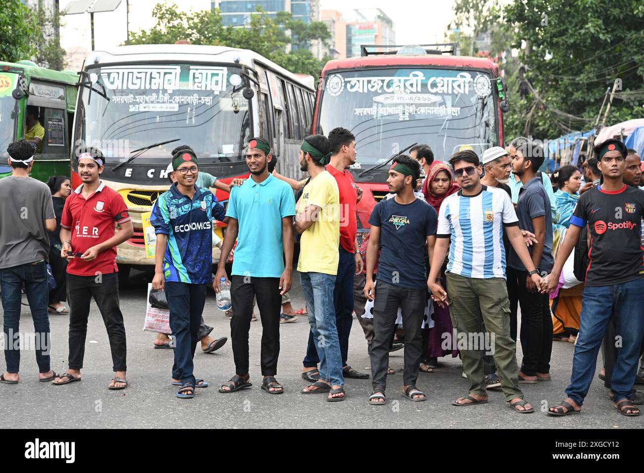 Dacca, Bangladesh. 8 luglio 2024. Studenti e aspiranti al lavoro hanno bloccato l'intersezione di Gulisthan durante una protesta che chiedeva la reintegrazione della circolare del governo del Bangladesh pubblicata nel 2018 che abolì il sistema di quote nei servizi governativi a Dacca, Bangladesh, l'8 luglio 2024 Credit: Mamunur Rashid/Alamy Live News Foto Stock