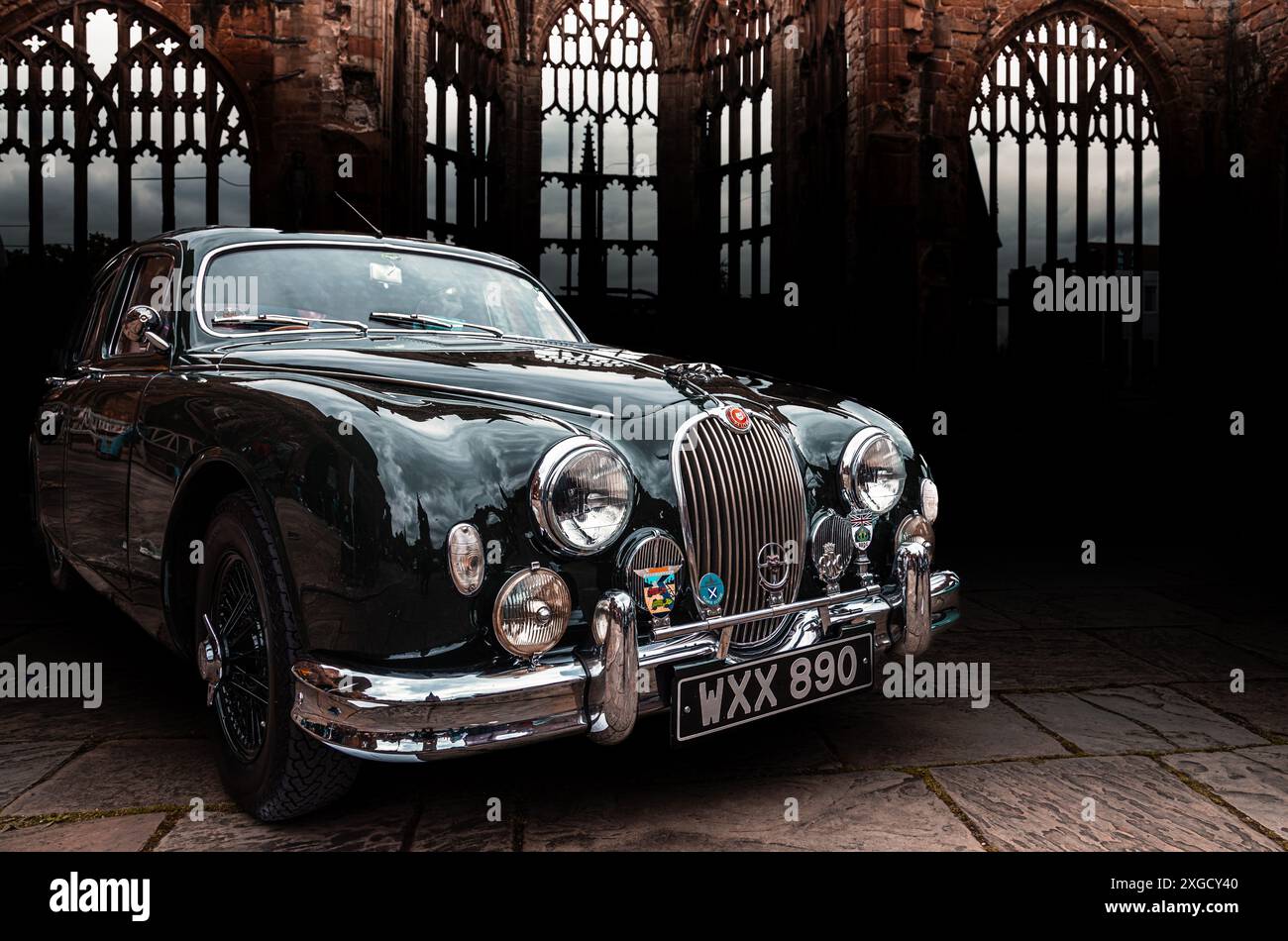 Una bellissima Jaguar Mk1 fotografata tra le rovine della cattedrale di Coventry durante il Coventry Motofest. Foto Stock