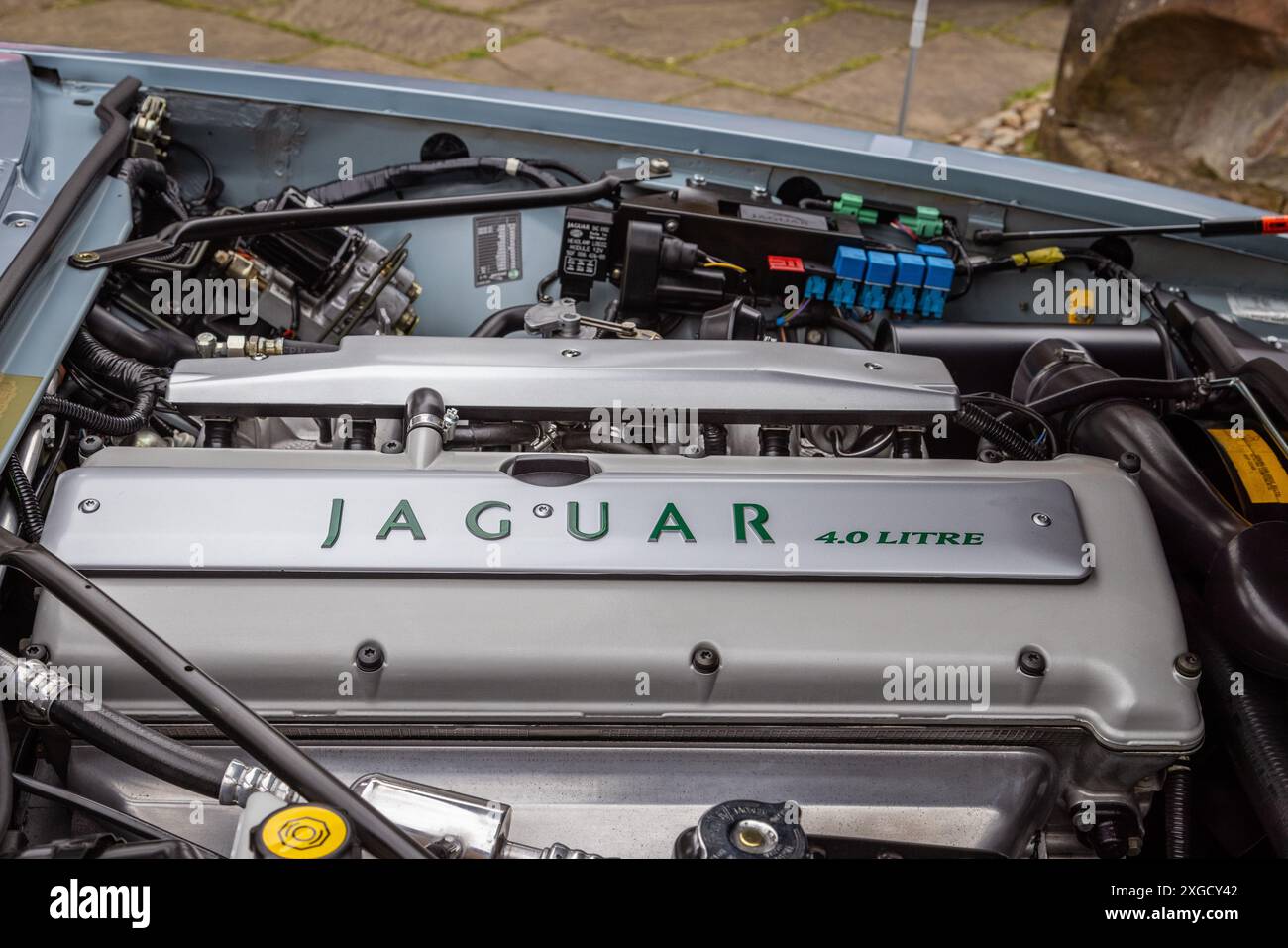 Primo piano di un motore Jaguar 4,0 Lite di tipo e. Ingegneria britannica, industria automobilistica, produzione di veicoli a motore, tradizione, concetto di cambiamento climatico. Foto Stock