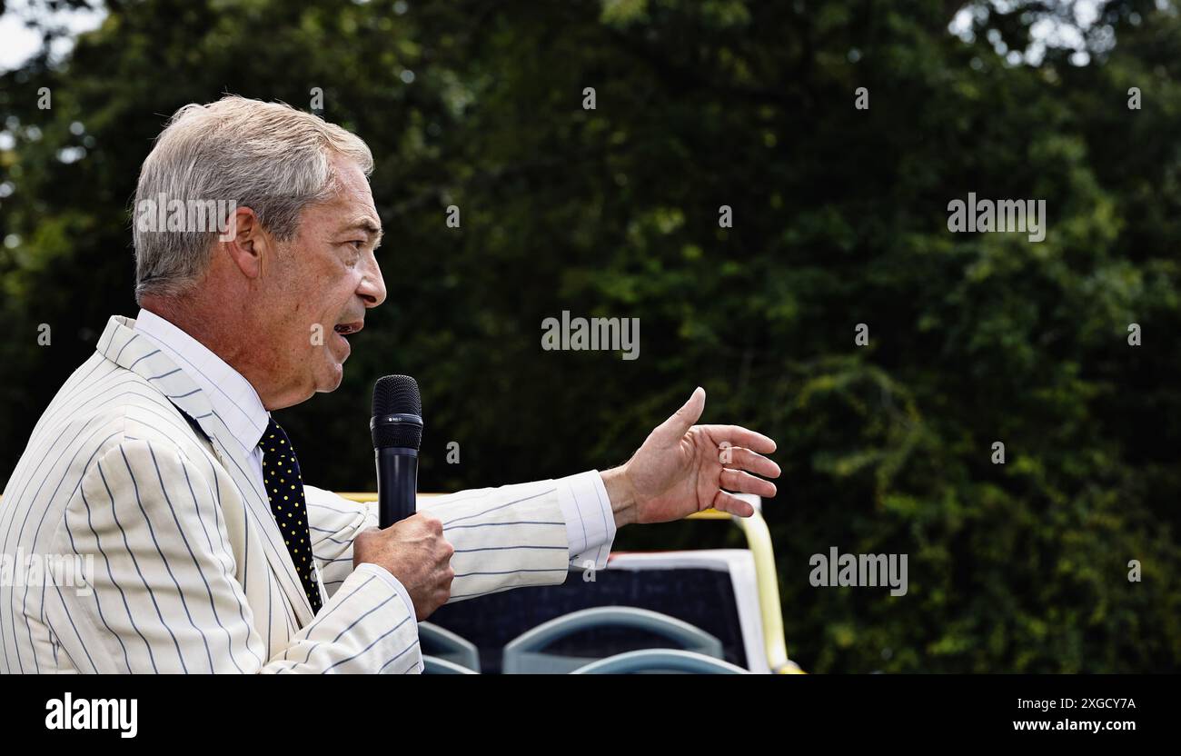 Inghilterra, Kent, Maidstone, Nigel Farage leader del Partito Riformista che parla ad una manifestazione. Foto Stock