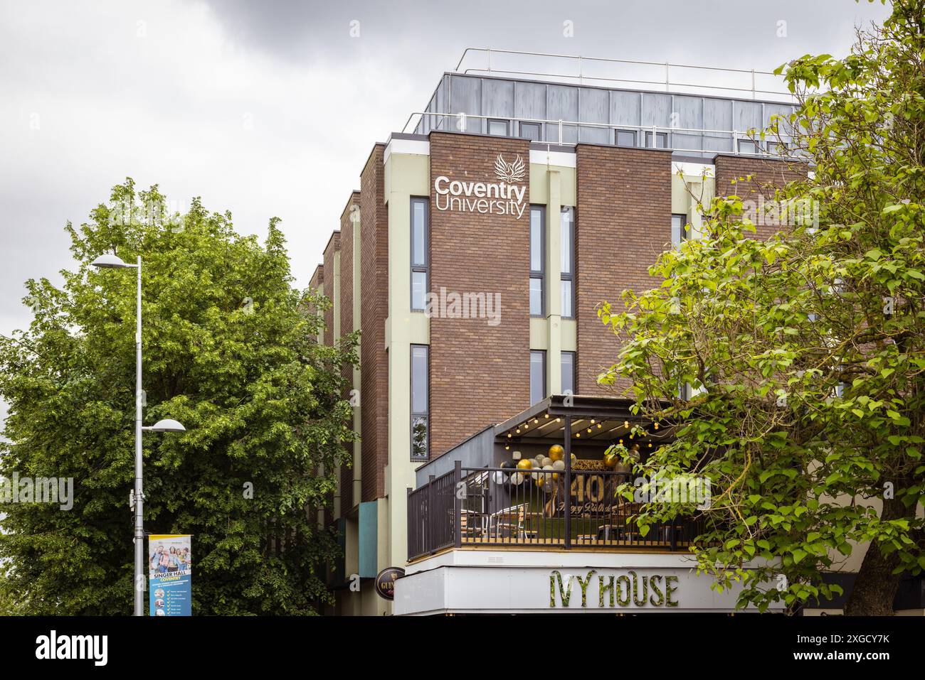 L'edificio Richard Crossman della Coventry University accanto al bar e ristorante Ivy House. Concetto di vita studentesca, istruzione superiore, tasse Foto Stock