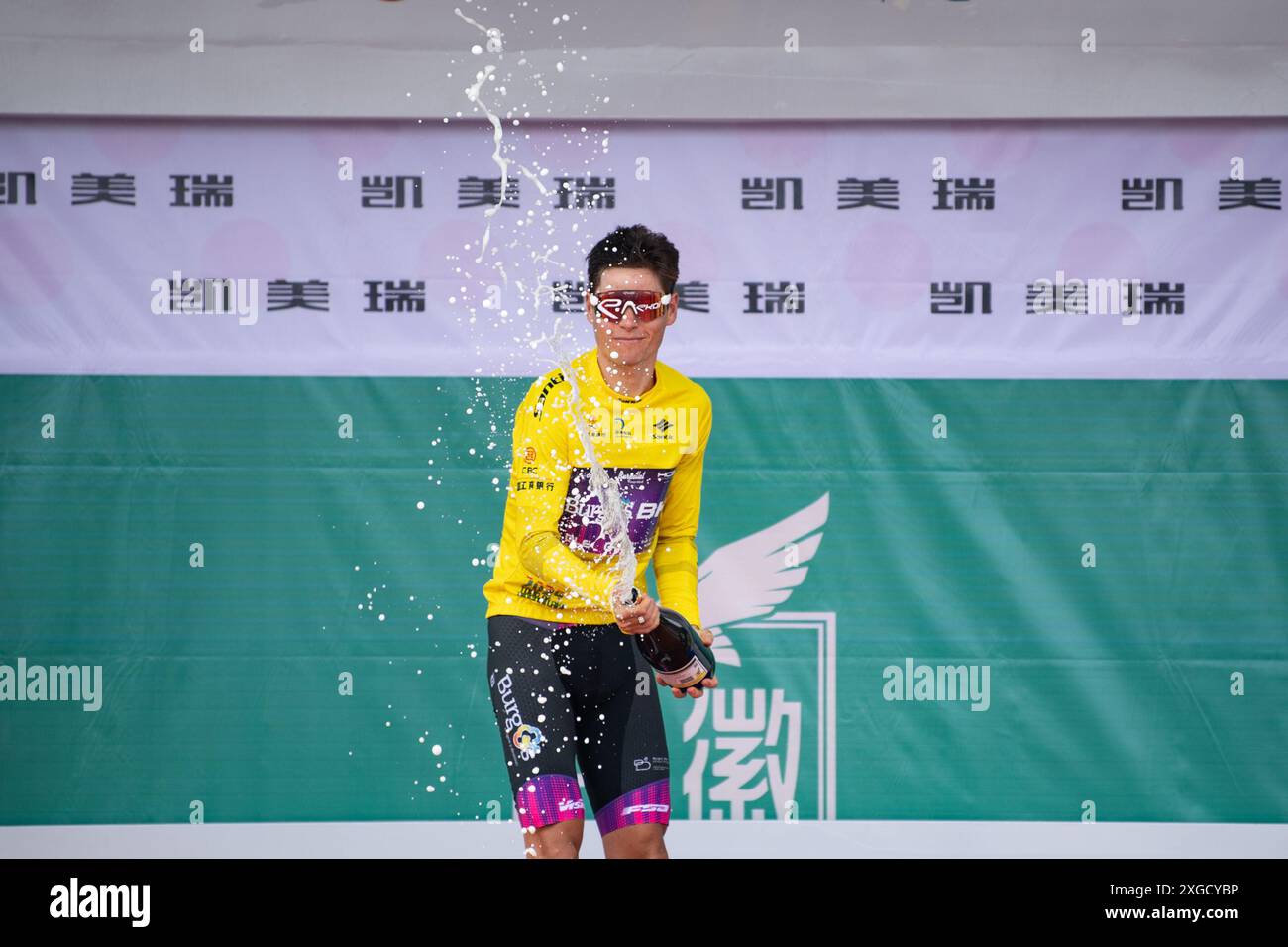 Xining, la provincia cinese del Qinghai. 8 luglio 2023. Antonio Eric Fagundez Lima del Team Burgos BH spagnolo che indossa la maglia gialla celebra dopo la seconda tappa della 23a tappa del Tour of Qinghai Lake, gara ciclistica da Duoba a Huzhu, nella provincia di Qinghai del nord-ovest della Cina, l'8 luglio 2023. Crediti: Pan Binbin/Xinhua/Alamy Live News Foto Stock