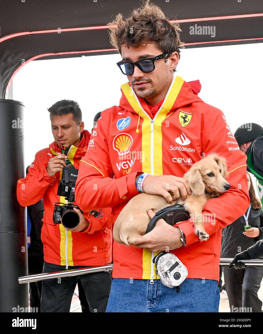 Towcester, Regno Unito. 7 luglio 2024. Charles Leclerc con il suo cane Leo arriva nella zona di Paddock il giorno della gara al Gran Premio di Gran Bretagna di Formula 1 Qatar Airways a Silverstone, Towcester, Northamptonshire, Regno Unito. Crediti: LFP/Alamy Live News Foto Stock