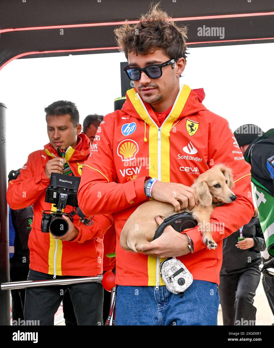 Towcester, Regno Unito. 7 luglio 2024. Charles Leclerc con il suo cane Leo arriva nella zona di Paddock il giorno della gara al Gran Premio di Gran Bretagna di Formula 1 Qatar Airways a Silverstone, Towcester, Northamptonshire, Regno Unito. Crediti: LFP/Alamy Live News Foto Stock