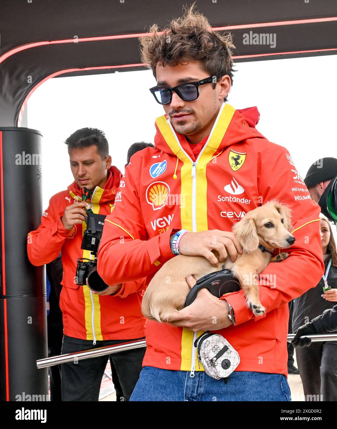 Towcester, Regno Unito. 7 luglio 2024. Charles Leclerc con il suo cane Leo arriva nella zona di Paddock il giorno della gara al Gran Premio di Gran Bretagna di Formula 1 Qatar Airways a Silverstone, Towcester, Northamptonshire, Regno Unito. Crediti: LFP/Alamy Live News Foto Stock