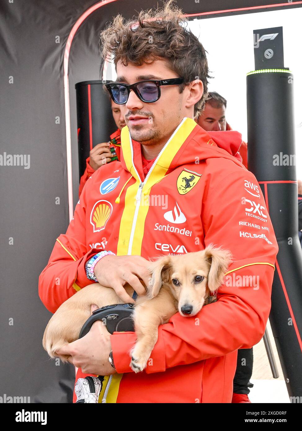 Towcester, Regno Unito. 7 luglio 2024. Charles Leclerc con il suo cane Leo arriva nella zona di Paddock il giorno della gara al Gran Premio di Gran Bretagna di Formula 1 Qatar Airways a Silverstone, Towcester, Northamptonshire, Regno Unito. Crediti: LFP/Alamy Live News Foto Stock