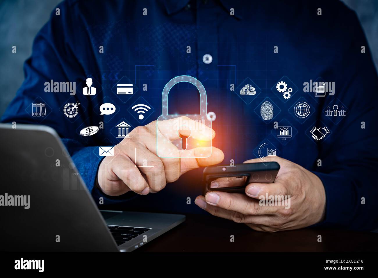 Concetto di cyber sicurezza, donna d'affari che utilizza la rete online su un sistema cloud per server di crittografia per la sicurezza dei big data, accesso sicuro a noi Foto Stock