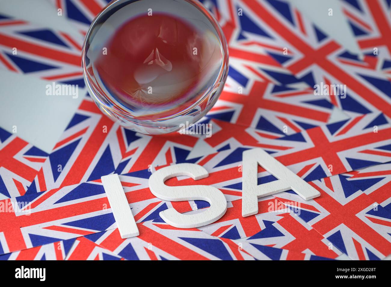 ISA, i S A , lettere bianche su carta Union Jack, conto di risparmio individuale del Regno Unito, investimenti, nuovo esercizio finanziario, con sfera di cristallo Foto Stock