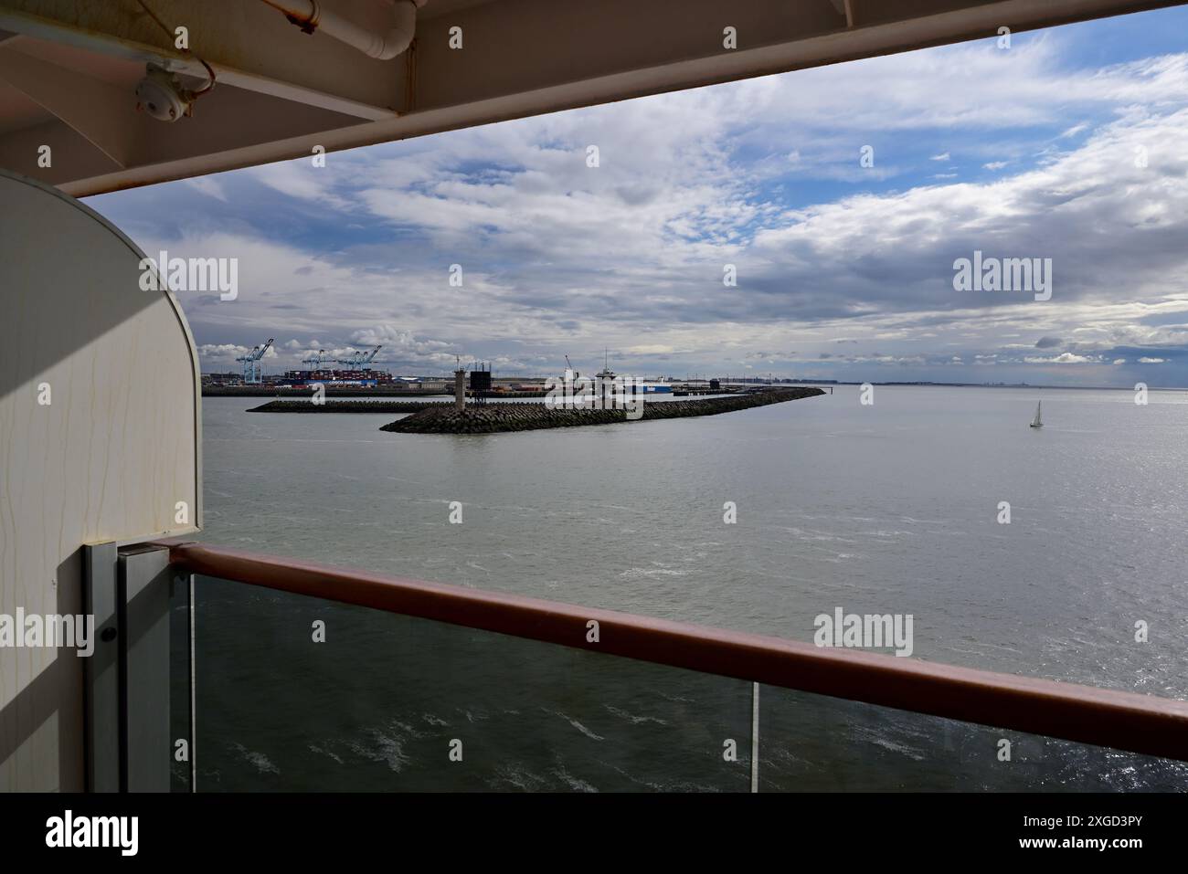 L'ingresso al porto di Zeebrugge nel Mare del Nord, visto dal ponte della passeggiata di una nave da crociera. Foto Stock