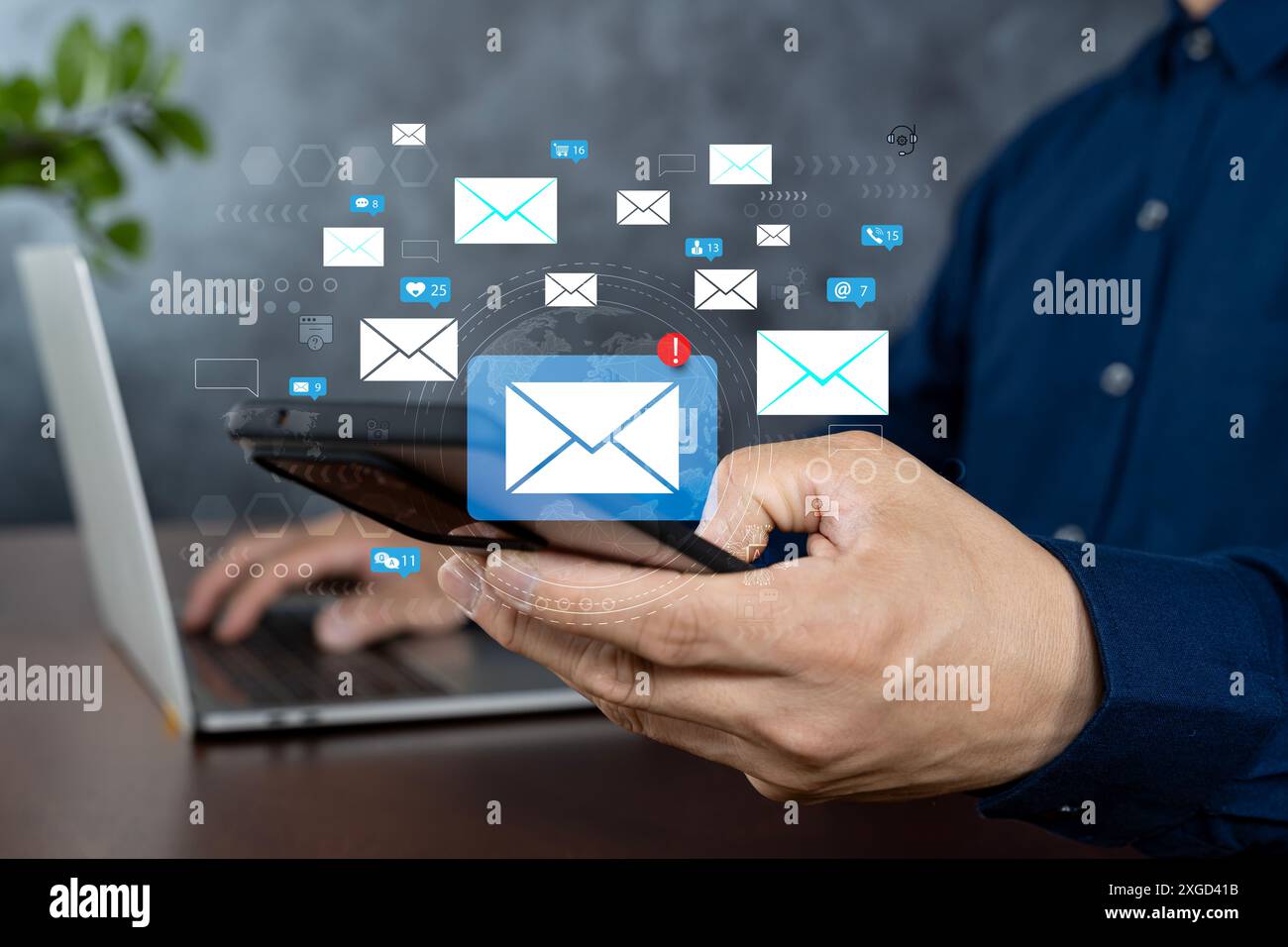 Smartphone e laptop con icone di comunicazione, icone di lettere, icone di e-mail e newsletter e proteggete le vostre informazioni personali o spam Foto Stock