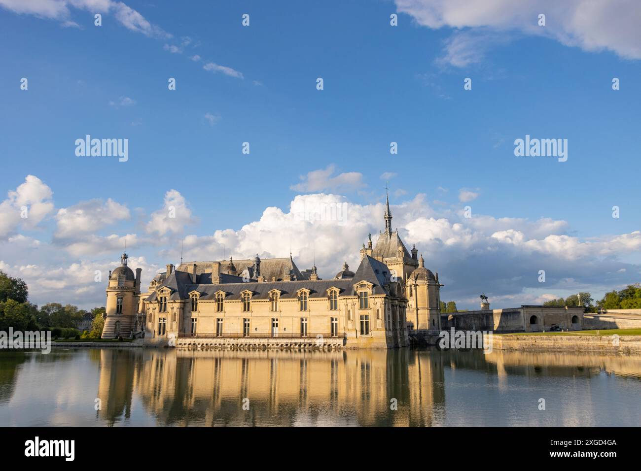 Château de Chantilly con riflessioni in Grand bassin , Moat, Chantilly , Oise, Francia Foto Stock