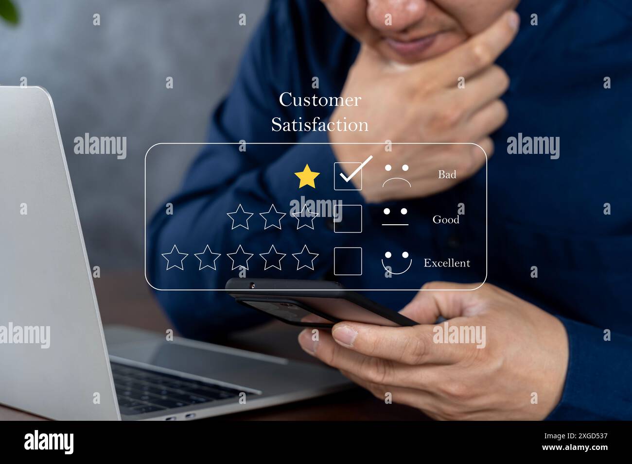 Concetto di feedback negativo. Scelta della valutazione a 1 stella nel sondaggio, nel sondaggio o nella ricerca sulla soddisfazione dei clienti. Esperienza utente negativa tramite smartphone. Foto Stock