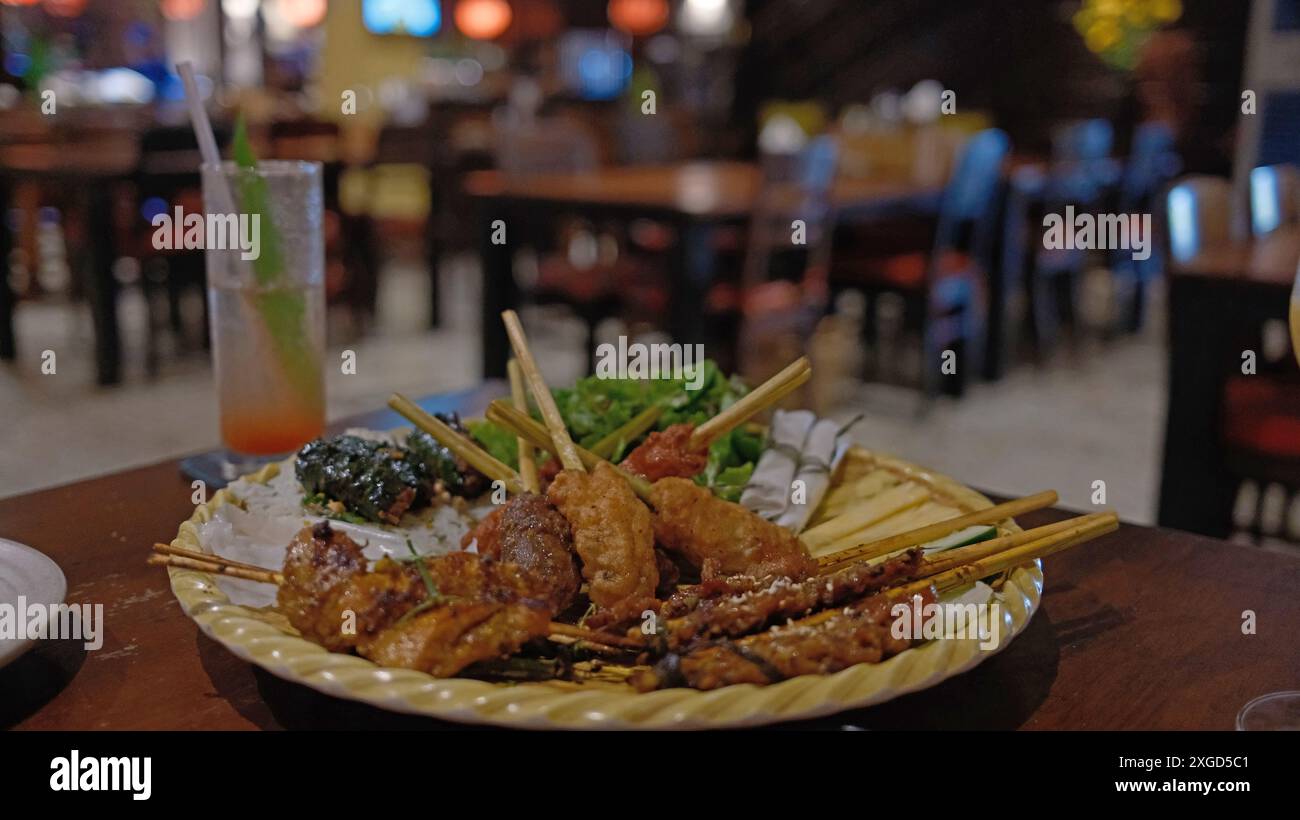 Carne al barbecue vietnamita sul tavolo Foto Stock