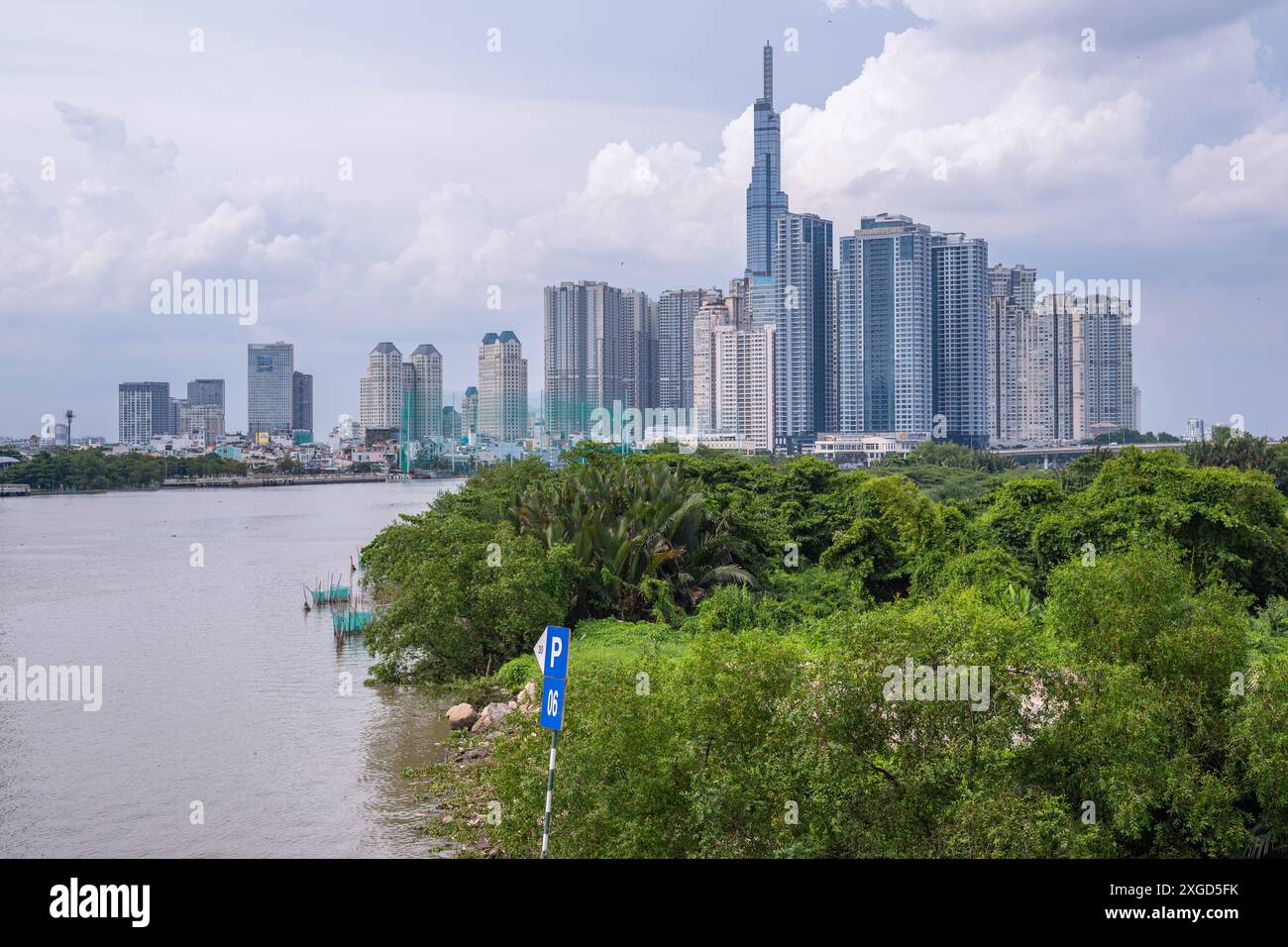 Punto di riferimento 81 e resti di mangrovie nel reparto di Thu Thiem il 26 giugno 2024, a ho chi Minh City, Vietnam. Foto Stock