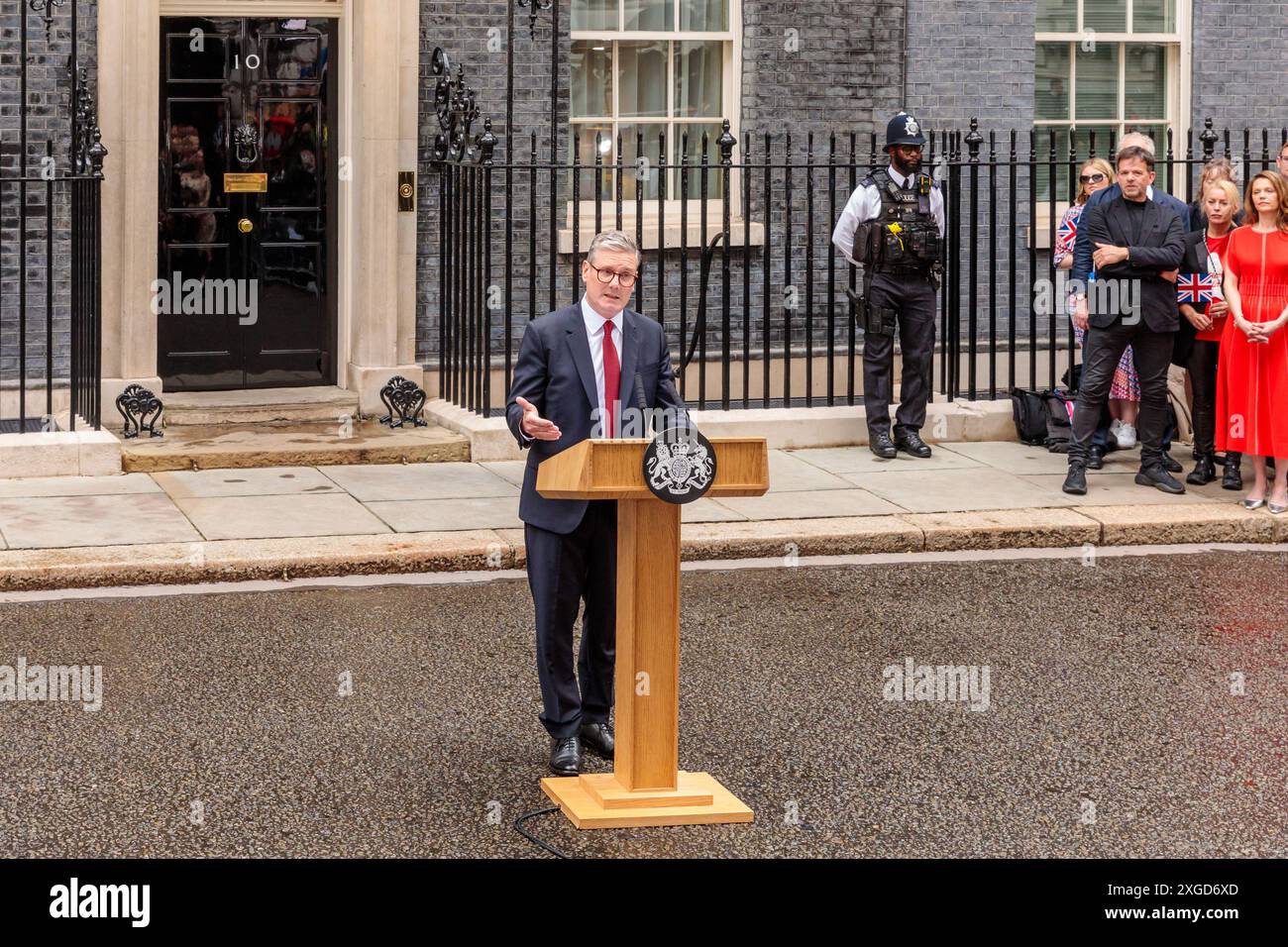 Keir Starmer, fuori dal numero 10 di Downing Street, fa il suo primo discorso da primo ministro britannico. Crediti: Amanda Rose/Alamy Foto Stock