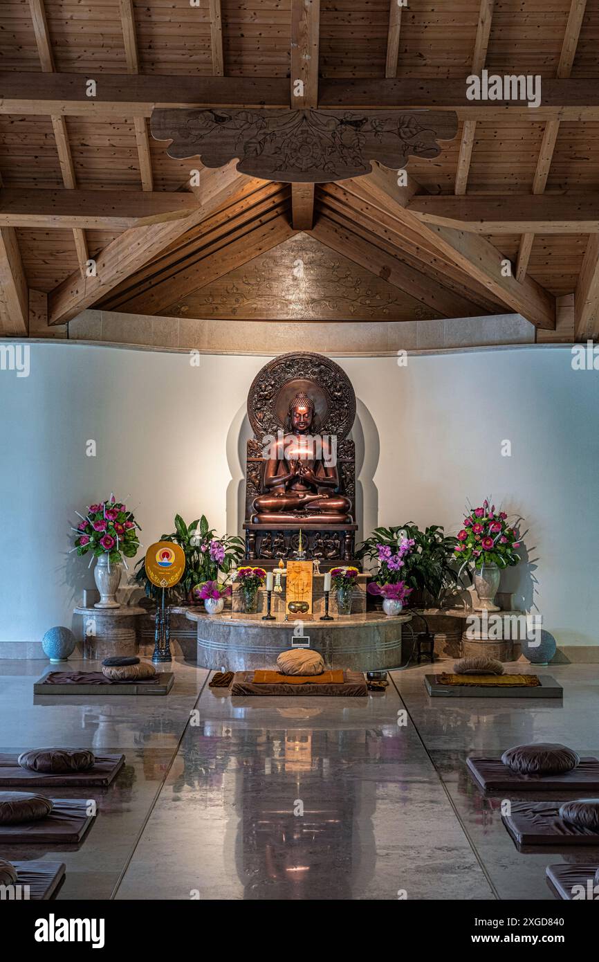 Santacittarama, altare con Buddha e cuscini per la meditazione nel tempio buddista. Poggio nativo, provincia di Rieti, Lazio, Italia, Europa Foto Stock