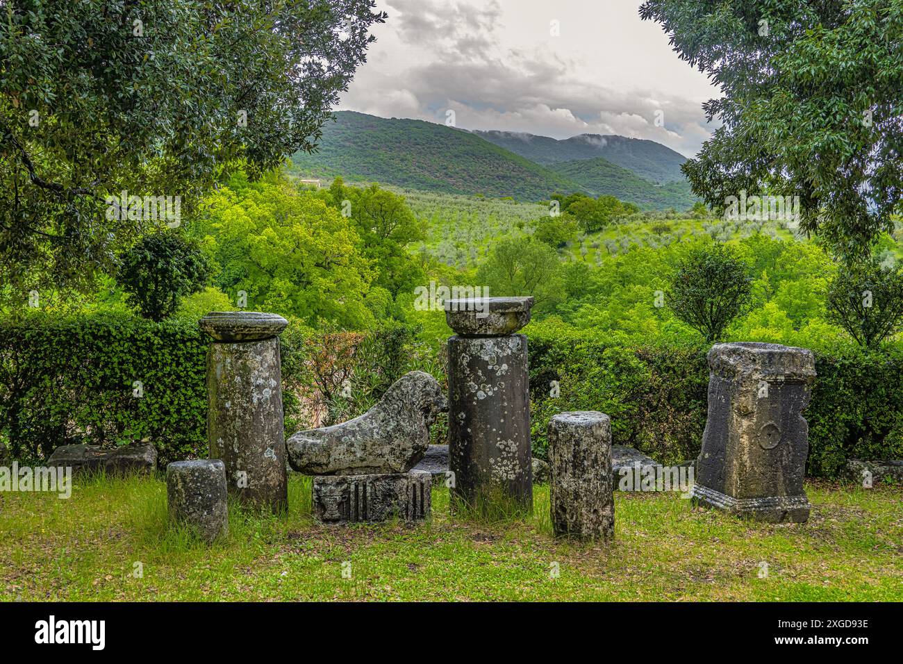 Resti di colonne, leoni funerari e statue romane rinvenuti nei pressi del Santuario di Santa Vittoria. Monteleone Sabino, provincia di Rieti, Lazio, Italia Foto Stock