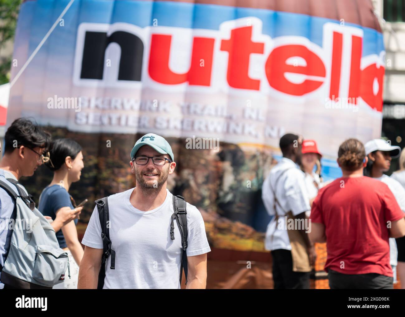 La mongolfiera Nutella atterra a Yonge e Dundas Square a Toronto, Canada. Le persone che partecipano all'evento sociale di marketing visitano il centro per assaggiare cibo gratuito Foto Stock