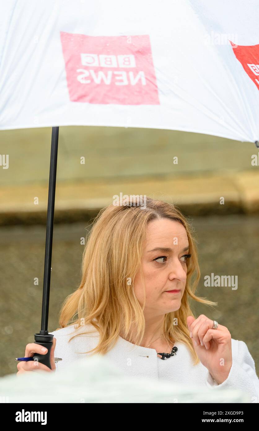 Laura Kuenssberg - presentatrice politica della BBC - a Downing Street il giorno dopo che i laburisti vinsero le elezioni generali, il 5 luglio 2024. Foto Stock