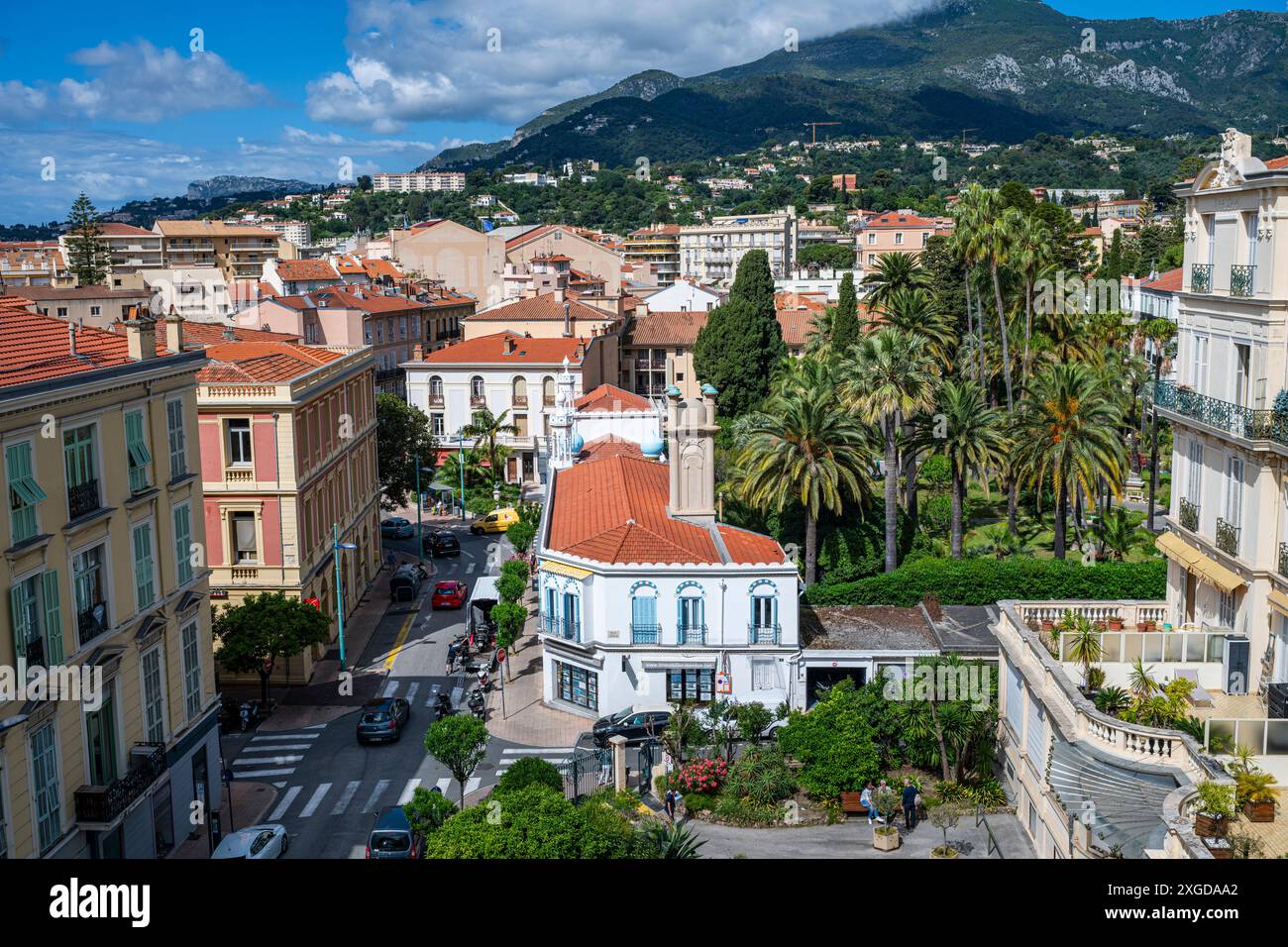 Vista sulla città costiera di Mentone, le Alpi marittime, la Provenza-Alpi-Costa Azzurra, la Costa Azzurra, la Francia, Europa Foto Stock