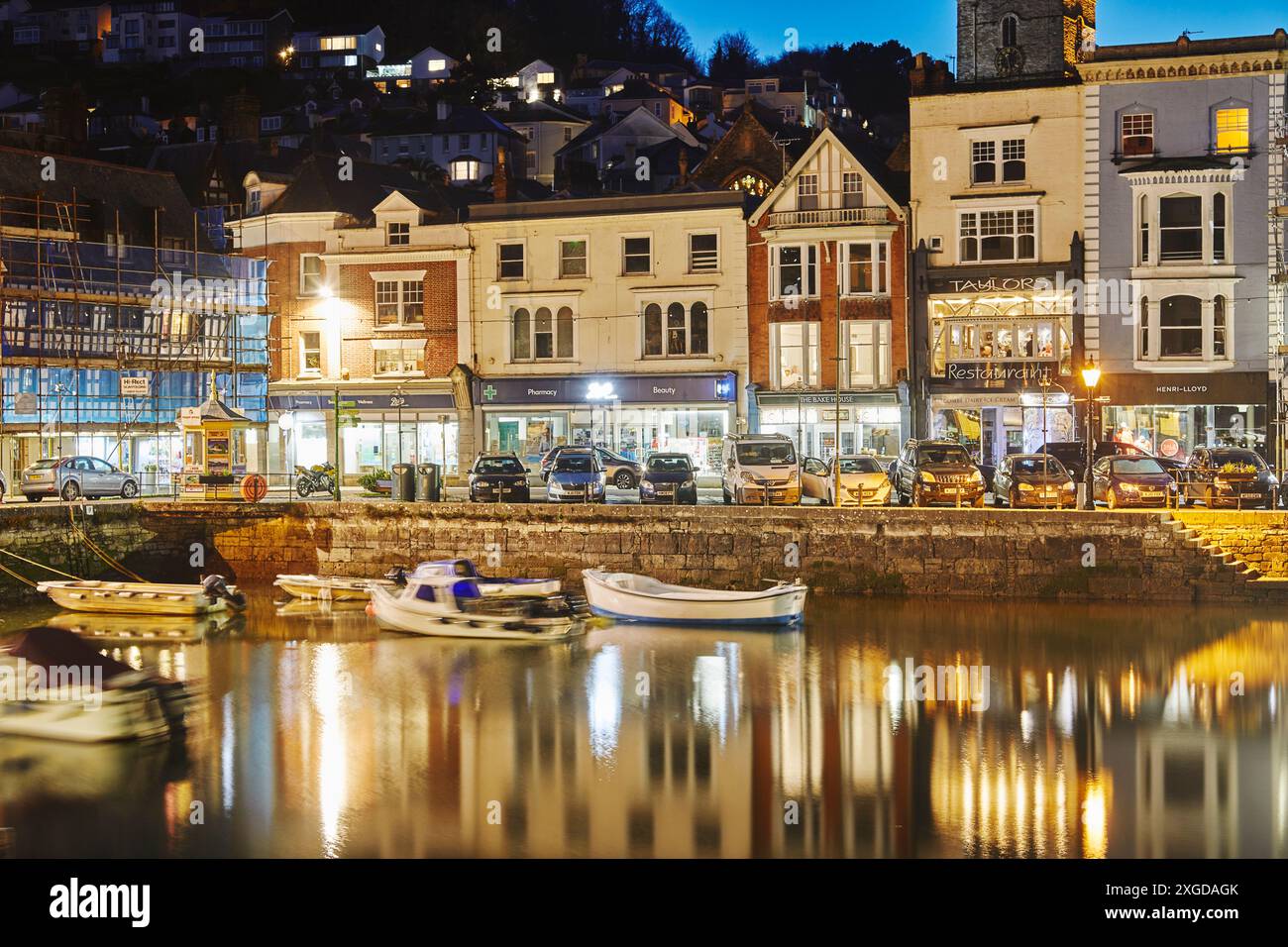Una vista al crepuscolo degli edifici storici intorno al vecchio porto di Dartmouth, alla foce del fiume Dart, sulla costa meridionale del Devon, Inghilterra, United Ki Foto Stock