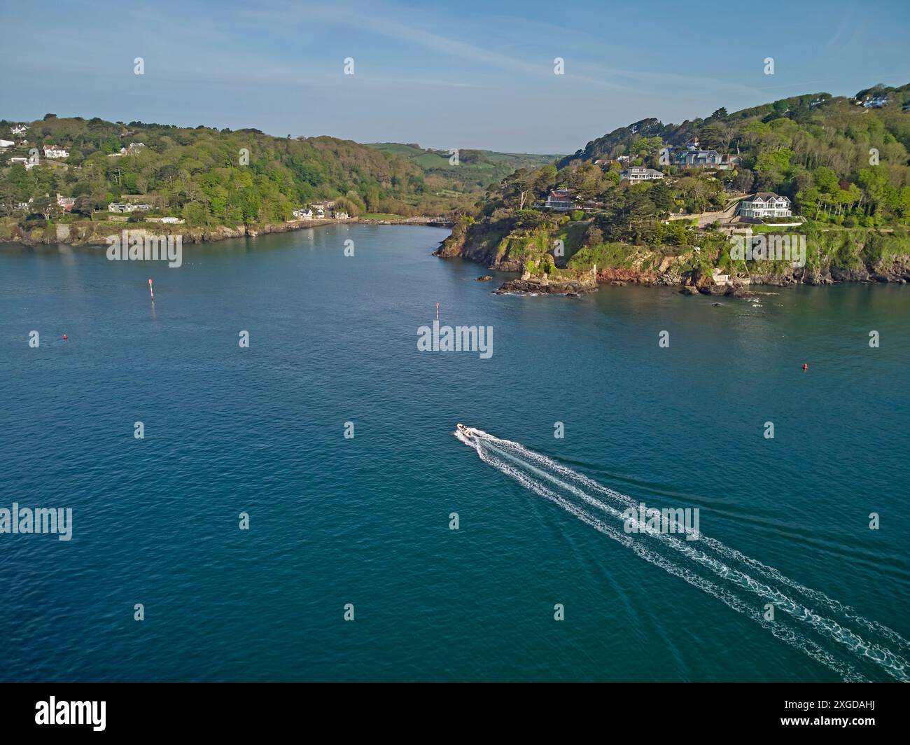 Una vista mattutina della città di Salcombe accanto all'estuario di Kingsbridge, Devon, Inghilterra, Regno Unito, Europa Foto Stock