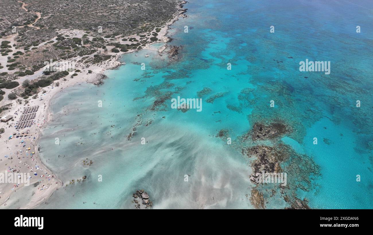 Vista aerea delle acque poco profonde che circondano la spiaggia di Elafonisi, Creta, le isole greche, la Grecia e l'Europa Foto Stock