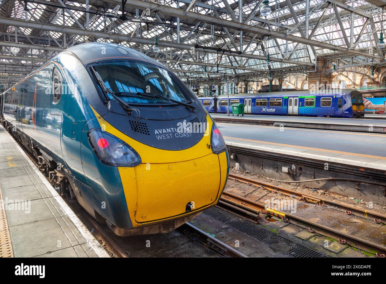 Avanti West Coast Pendolino e treno classe 320 in background, Central Station, Glasgow, Scozia, Regno Unito, Europa Foto Stock