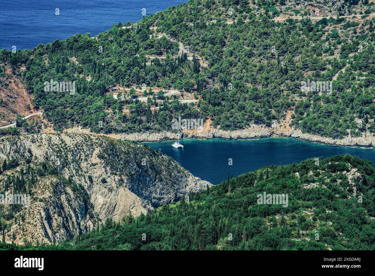 Paesaggio rurale con yacht ormeggiato in un porto sicuro circondato da vegetazione verde, Cefalonia, Isole Ionie, Isole greche, Grecia, Europa Foto Stock