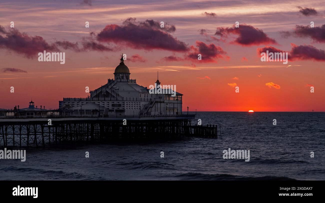 Eastbourne Pier at Sunrise, costruito negli anni '1870 e classificato di grado II*, Eastbourne, East Sussex, Inghilterra, Regno Unito, Europa Foto Stock