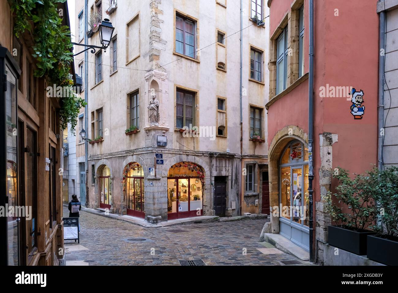 Paesaggio urbano di Place de la Trinite, una piazza situata nella Vieux-Lyon, il quartiere più antico della città, sito patrimonio dell'umanità dell'UNESCO, Lione, Alvernia Rodano Foto Stock