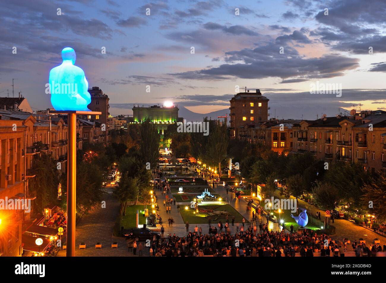 Vista notturna del Tamanyan dalla monumentale scalinata e dalla cascata del giardino con un'opera di Jaume Plensa in primo piano, Erevan, Armenia, Eurasia Foto Stock