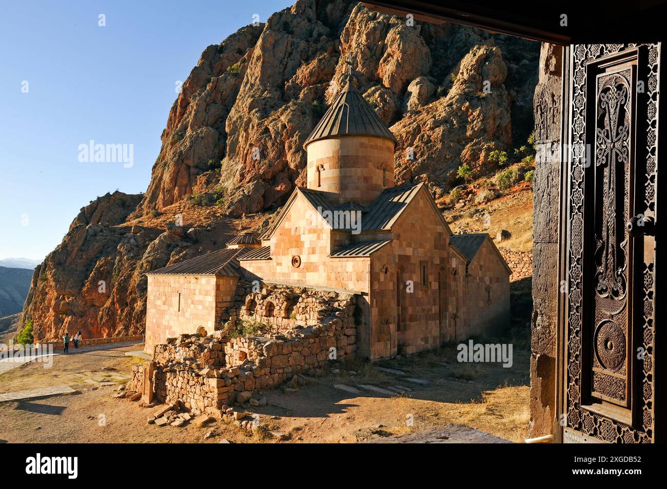 Surb Karapet (San Giovanni Battista) Chiesa vista dal livello superiore della chiesa della Santa madre di Dio (Surb Astvatsatsin), monastero di Noravank, vicino a Yegheg Foto Stock