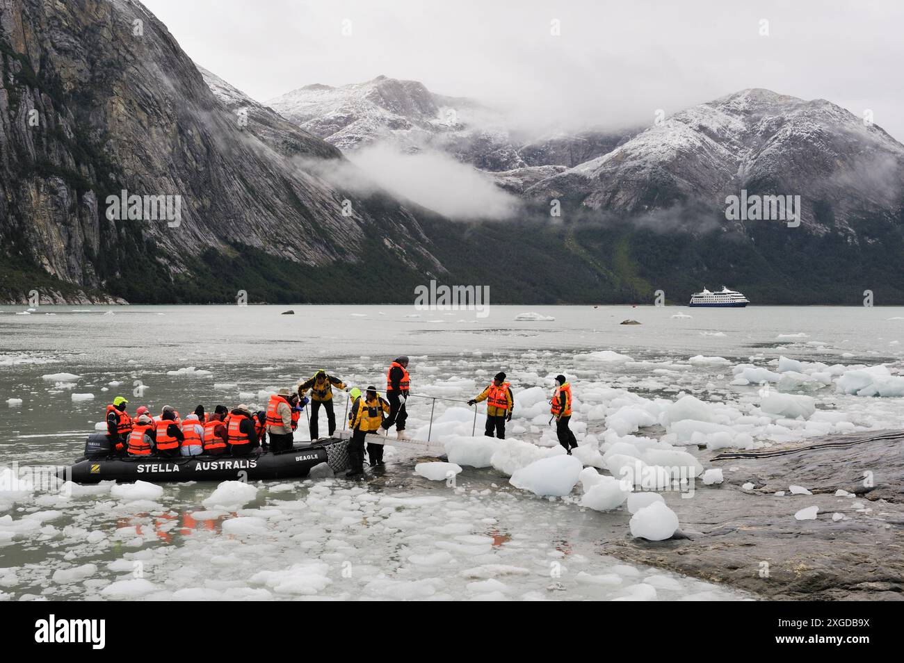 Passeggeri dalla nave da crociera Stella Australis che atterra per vedere il ghiacciaio Pia, Cordillera Darwin, ramo nord-est del Canale di Beagle, Terra del fuoco, Foto Stock
