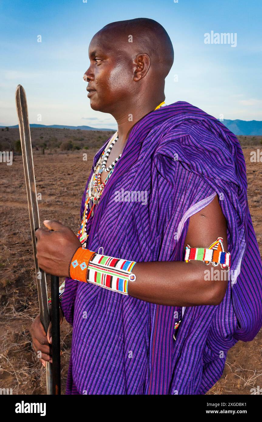 Maasai con lancia nel cespuglio, Mwatate, ranch Lualenyi, Kenya, Africa orientale, Africa Foto Stock