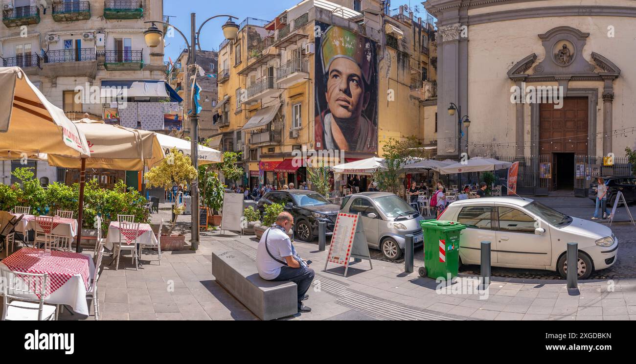 Vista dei caffè e di San Gennaro di Jorit Agoch sulla vivace via forcella, Napoli, Campania, Italia, Europa Foto Stock