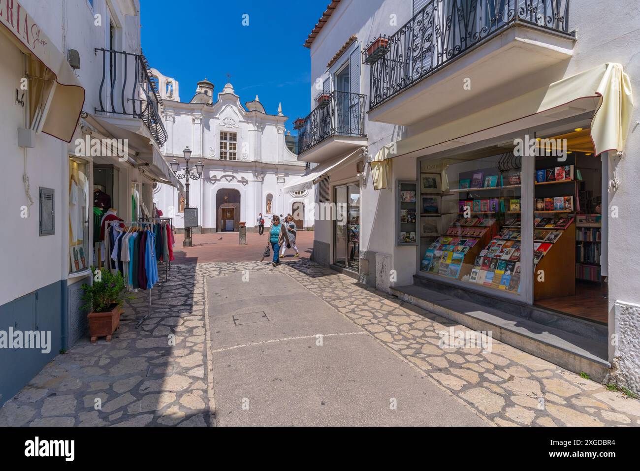 Vista dei negozi e della Chiesa di Santa Sofia, Anacapri, Isola di Capri, Campania, Italia, Mediterraneo, Europa Foto Stock