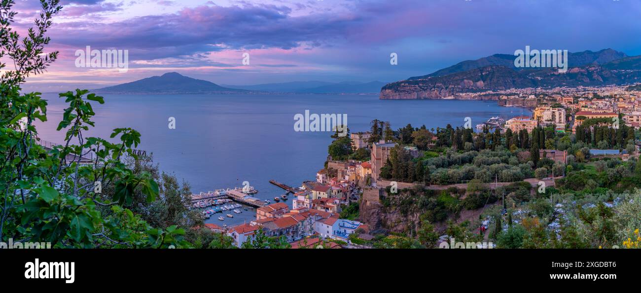 Vista panoramica di Sorrento, del Vesuvio e del Golfo di Napoli, Sorrento, Campania, Italia, Mediterraneo, Europa Foto Stock