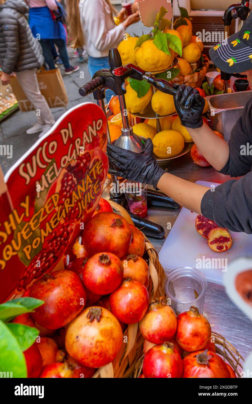Veduta delle bevande a base di frutta fresca di melograno e limone, prodotte in strada stretta, Sorrento, Campania, Italia, Mediterraneo, Europa Foto Stock