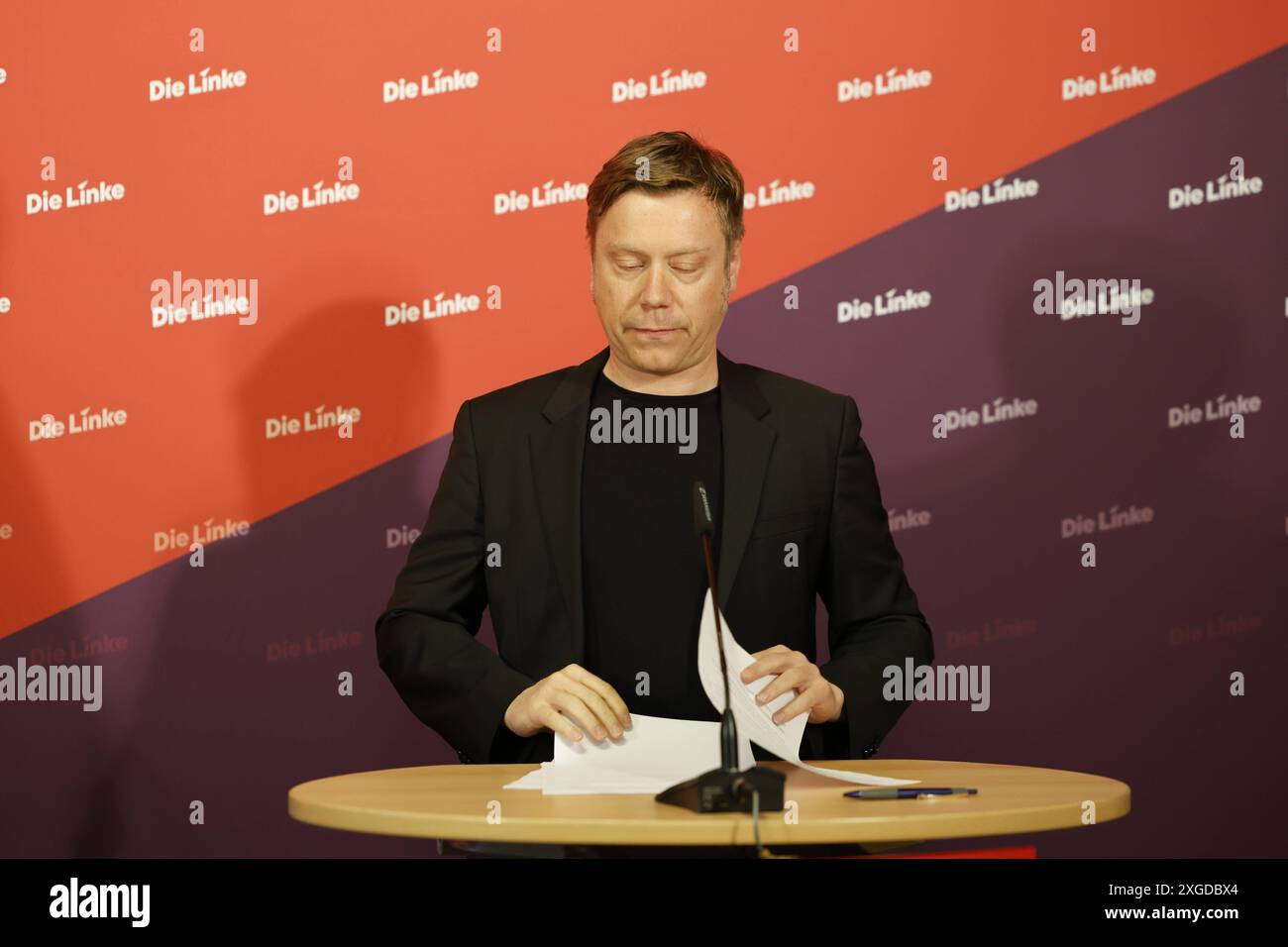 Martin Schirdewan Vorsitzender der Partei die Linke, eine Pressekonferenz, AM 08.07.2024 a Berlino, LINKE Parteizentrale, Karl-Liebknecht Haus, Kleine Alexanderstrasse, Deutschland *** Martin Schirdewan Presidente del Partito di sinistra, conferenza stampa, il 08 07 2024 a Berlino, sede del partito LINKE, Karl Liebknecht Haus, Kleine Alexanderstrasse, Germania Foto Stock