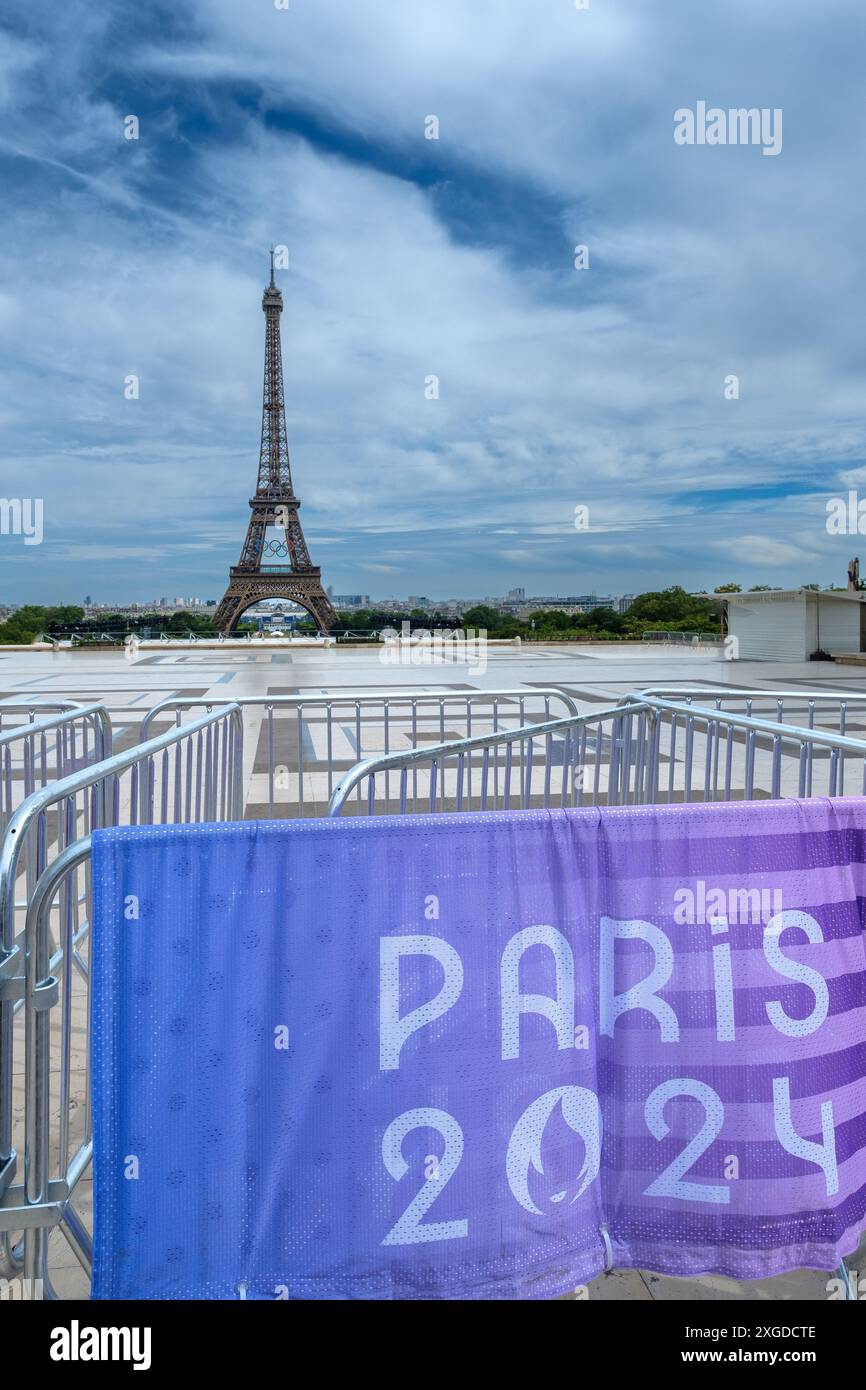 Parigi, Francia - 5 luglio 2024: Vista del logo dei Giochi Olimpici di Parigi 2024 e della Torre Eiffel sullo sfondo di Parigi Francia Foto Stock