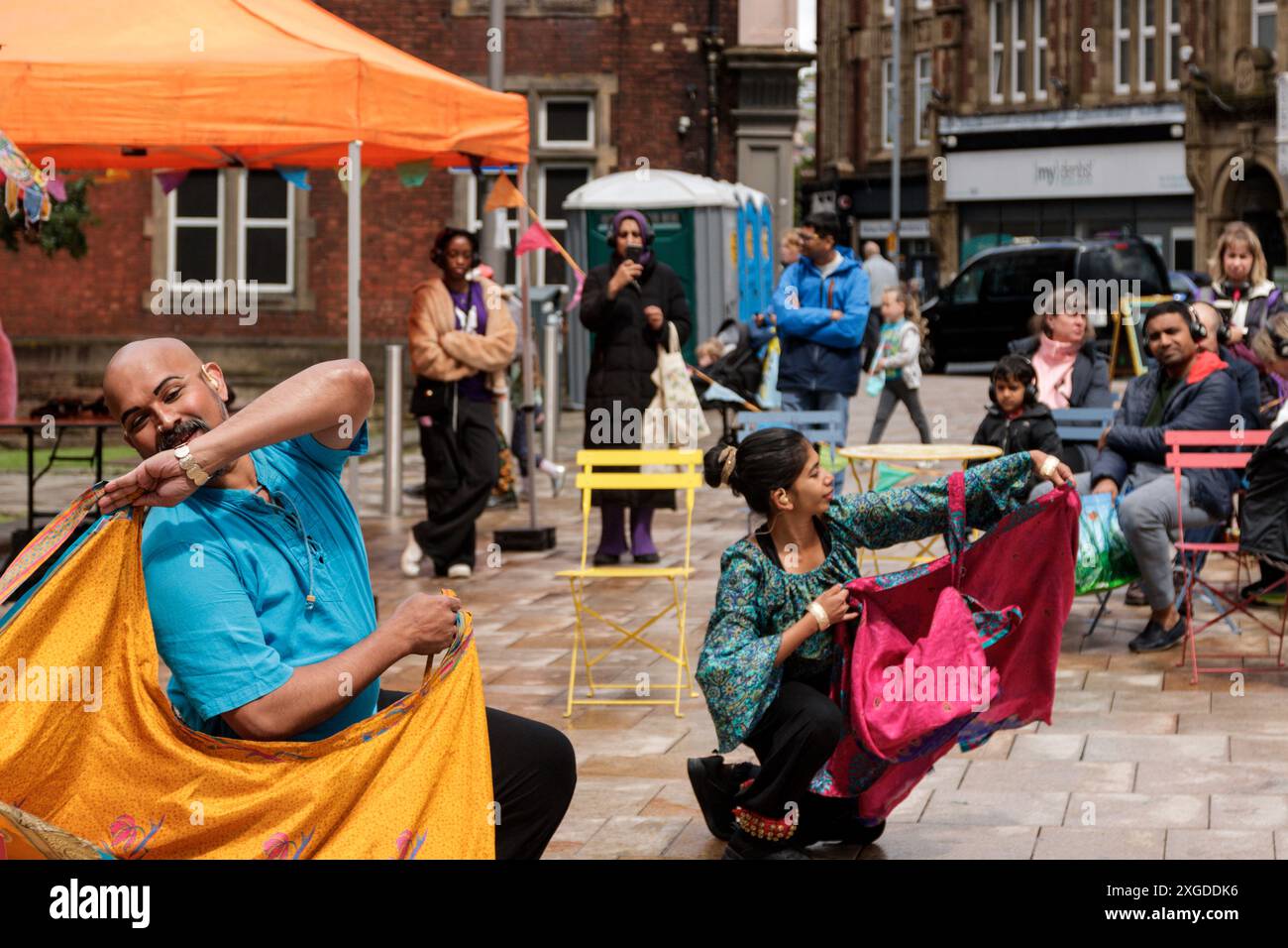 Artisti di strada al National Festival of Making. Cattedrale vicino a Blackburn. Foto Stock