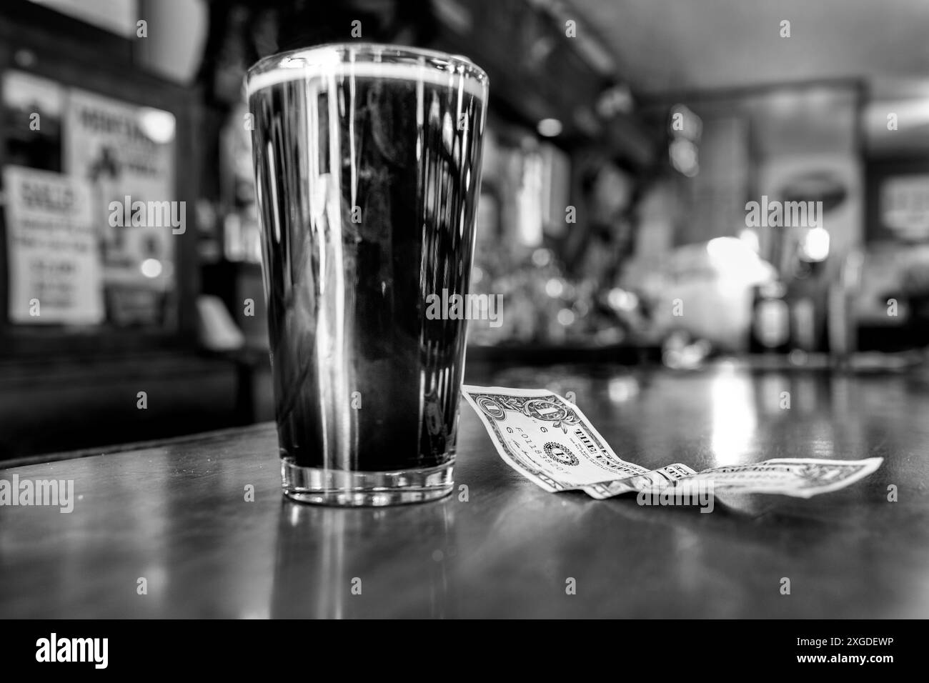 MT00314-00-BW...MONTANA - bicchiere di birra e banconota da un dollaro nel Two bit Saloon, Gardiner. Foto Stock