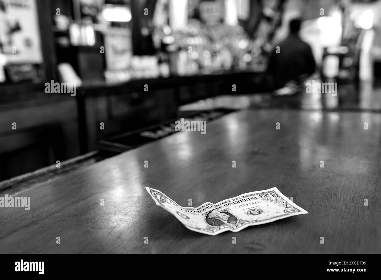 MT00315-00-BW...MONTANA - banconota da un dollaro al bar del Two bit Saloon di Gardiner. Foto Stock
