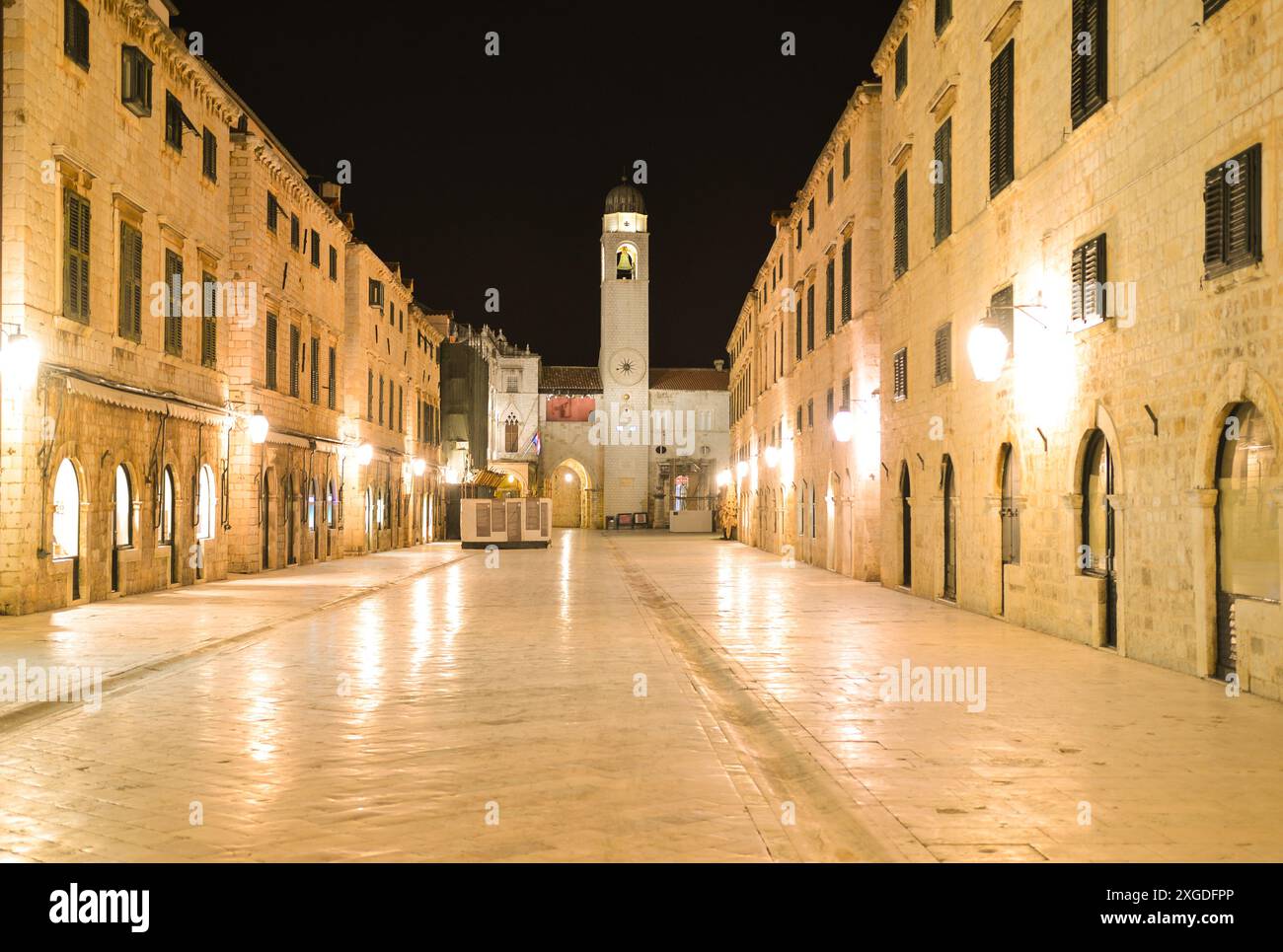 Famosa via Stradun nella città vecchia di Dubrovnik, fotografia notturna Foto Stock