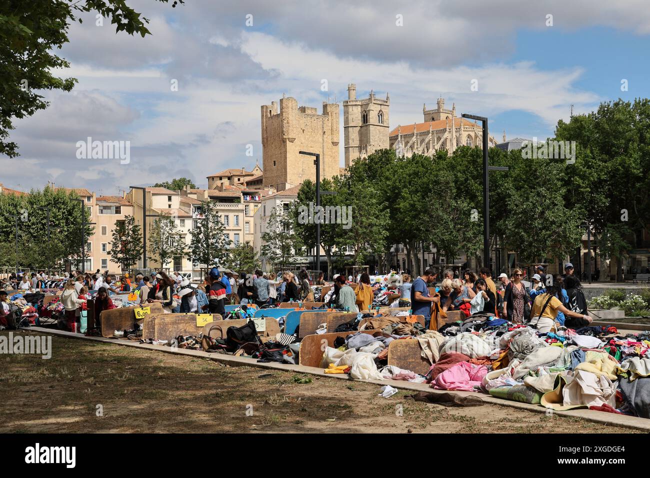 Mercato dell'abbigliamento di seconda mano nel centro di Narbonne Foto Stock