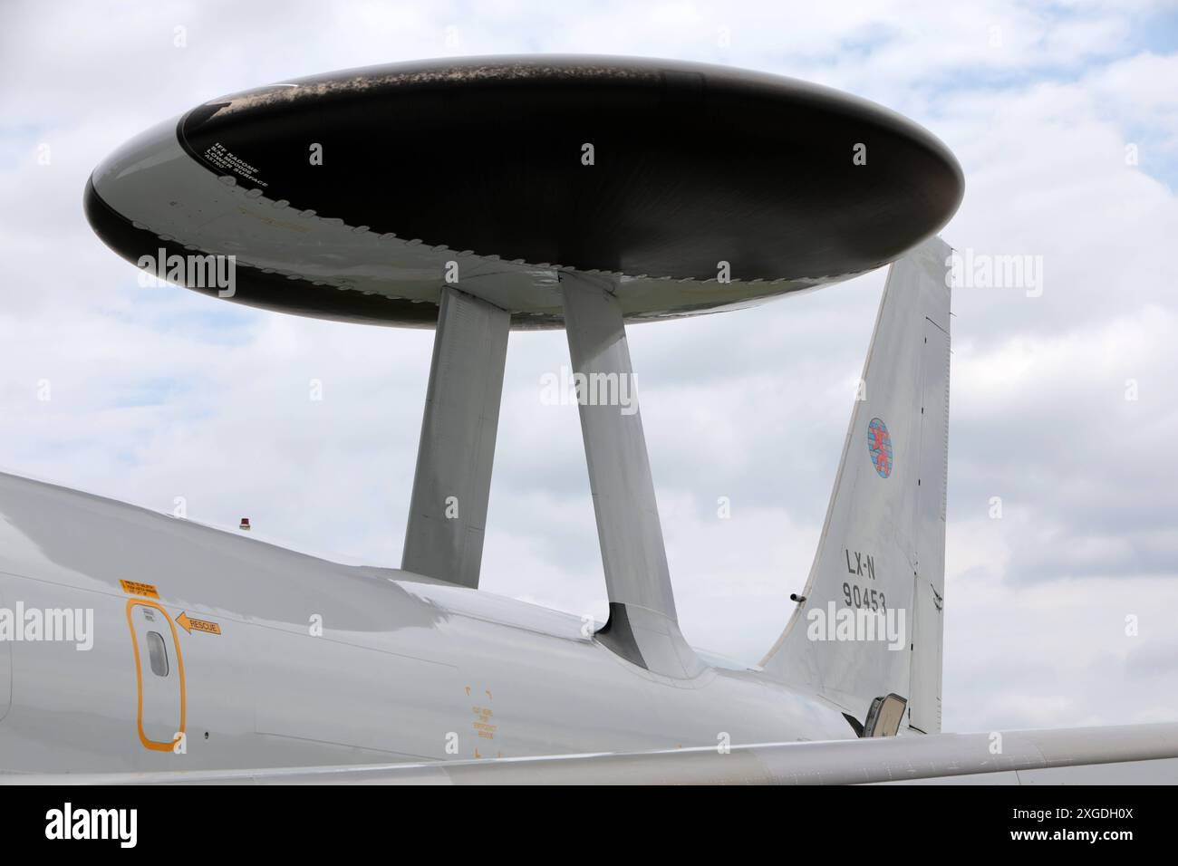 Radarteller auf einem Aufklärungsflugzeug AWACS der NATO vom Typ Boeing e-3 Sentry mit der Kennung LX-N 90453. Radarteller auf einem Aufklärungsflugzeug AWACS der NATO vom Typ Boeing e-3 Sentry mit der Kennung LX-N 90453. Berlin Berlin Deutschland *** targa radar su un aeromobile da ricognizione NATO AWACS del tipo Boeing e 3 Sentry con la targa radar di identificazione LX N 90453 su un aeromobile da ricognizione NATO AWACS del tipo Boeing e 3 Sentry con l'identificazione LX N 90453 Berlin Berlin Germany Foto Stock