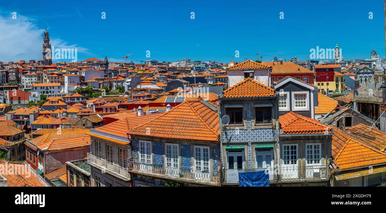 Porto, la città portoghese famosa in tutto il mondo per il suo omonimo, costruita sull'estuario del fiume Douro prima di sfociare nell'Atlantico Foto Stock